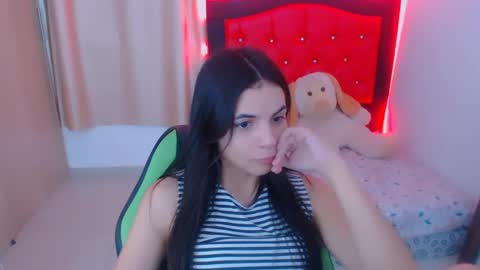 Snapshot of elenna_hotx chatting on December 5, 5:39 pm agnes online show from December 5, 5:39 pm