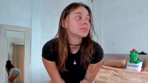 Snapshot of eleonora_linn_ chatting on December 28, 7:00 am Eleonora online show from December 28, 7:00 am