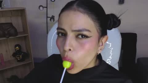 Eliie online show from December 2, 9:39 pm