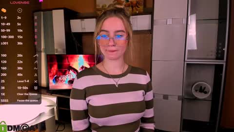 Snapshot of elinor_faith chatting on December 6, 10:51 pm elinor_faith online show from December 6, 10:51 pm