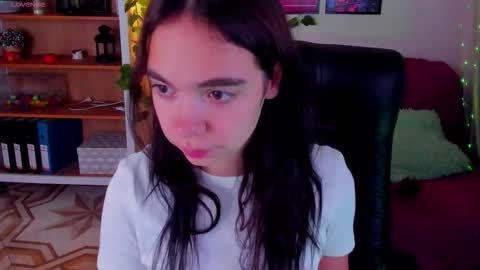 Snapshot of elise_noir chatting on October 21, 4:22 pm Elise online show from October 21, 4:22 pm