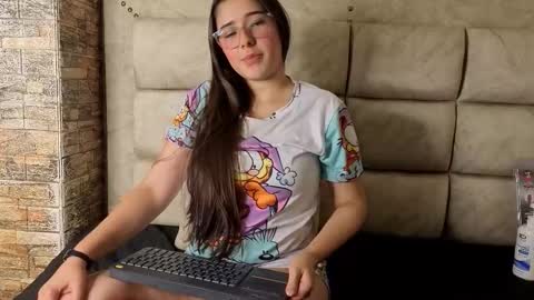 elisvega online show from February 3, 7:02 am