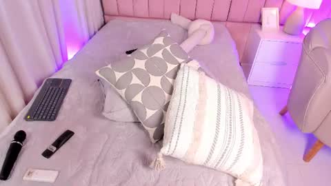 elizabeth_roche online show from July 31, 2:40 pm