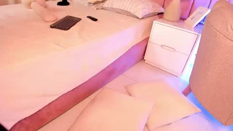 elizabeth_roche online show from July 3, 4:24 pm