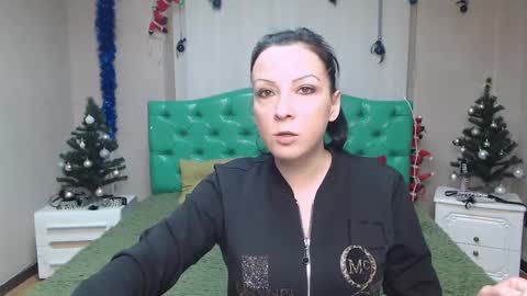 Snapshot of elizabethsho chatting on January 18, 6:43 pm ElizabethSho online show from January 18, 6:43 pm