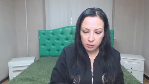 Snapshot of elizabethsho chatting on December 15, 4:29 am ElizabethSho online show from December 15, 4:29 am