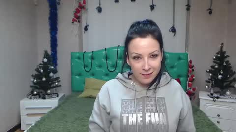 Snapshot of elizabethsho chatting on December 27, 6:10 pm ElizabethSho online show from December 27, 6:10 pm