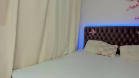 Snapshot of ella_mayers chatting on October 17, 12:41 pm Ella Mayers online show from October 17, 12:41 pm