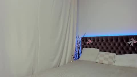 Snapshot of ella_mayers chatting on March 6, 9:42 pm Ella Mayers online show from March 6, 9:42 pm