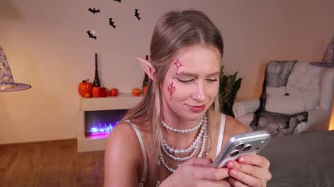 Ella online show from October 25, 8:05 pm