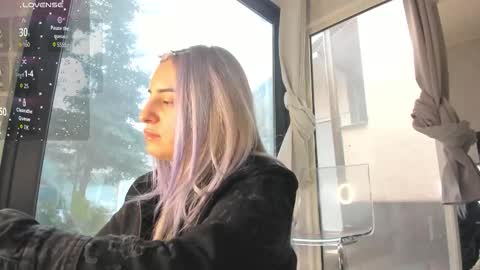 ella_vee online show from February 13, 7:21 am