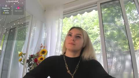 ella_vee online show from June 2, 6:14 am
