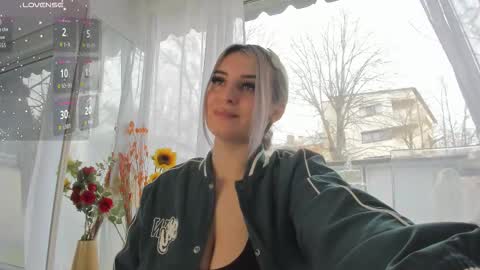 ella_vee online show from March 20, 6:51 am