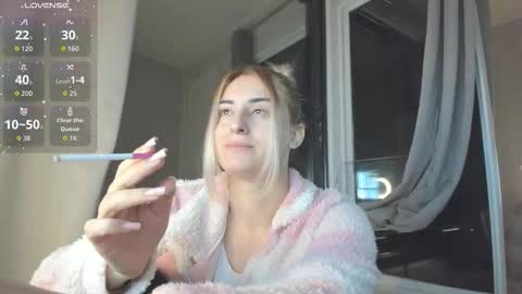 Snapshot of ella_vee chatting on October 14, 2:47 am ella_vee online show from October 14, 2:47 am