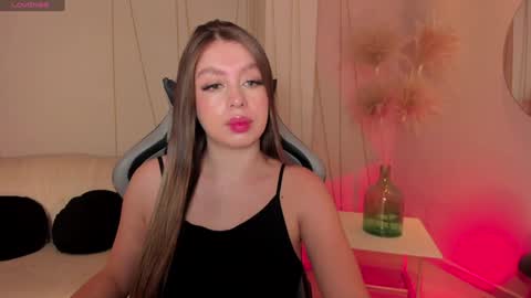 Snapshot of ellaclark chatting on December 29, 11:29 am EllaClark online show from December 29, 11:29 am