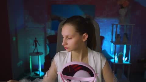Snapshot of ellahorton chatting on February 9, 4:57 am Ella online show from February 9, 4:57 am