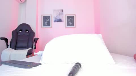 Ella online show from December 15, 1:05 pm