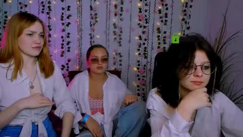 Snapshot of ellie_fire chatting on October 18, 7:04 pm Ellie online show from October 18, 7:04 pm