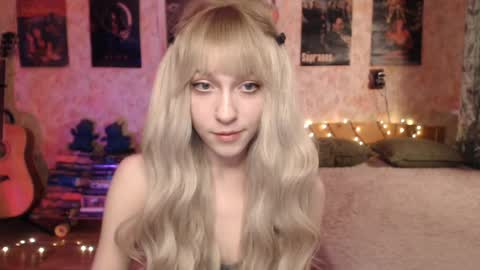 Snapshot of ellie_friendly chatting on January 20, 12:15 am ellie_friendly online show from January 20, 12:15 am