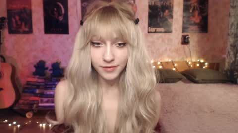 Snapshot of ellie_friendly chatting on January 19, 12:17 am ellie_friendly online show from January 19, 12:17 am