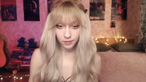 Snapshot of ellie_friendly chatting on January 27, 12:12 am ellie_friendly online show from January 27, 12:12 am
