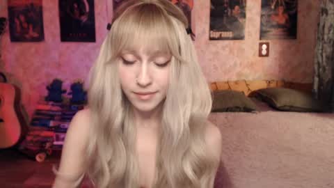 Snapshot of ellie_friendly chatting on February 5, 12:17 pm ellie_friendly online show from February 5, 12:17 pm