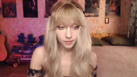 Snapshot of ellie_friendly chatting on February 12, 11:30 pm ellie_friendly online show from February 12, 11:30 pm