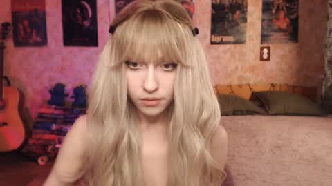 Snapshot of ellie_friendly chatting on March 9, 12:10 am ellie_friendly online show from March 9, 12:10 am