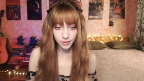 Snapshot of ellie_friendly chatting on December 4, 11:46 pm ellie_friendly online show from December 4, 11:46 pm
