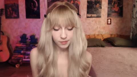 Snapshot of ellie_friendly chatting on February 10, 11:23 pm ellie_friendly online show from February 10, 11:23 pm