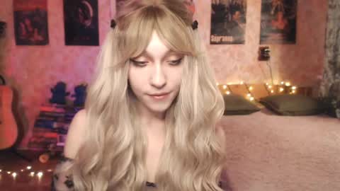 Snapshot of ellie_friendly chatting on January 11, 12:33 am ellie_friendly online show from January 11, 12:33 am