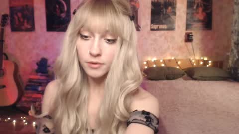 Snapshot of ellie_friendly chatting on January 16, 12:09 pm ellie_friendly online show from January 16, 12:09 pm
