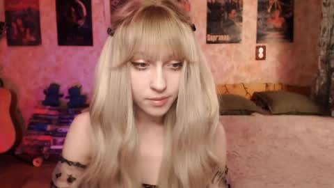 Snapshot of ellie_friendly chatting on February 28, 11:23 pm ellie_friendly online show from February 28, 11:23 pm