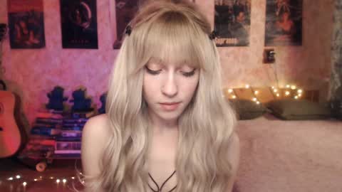 Snapshot of ellie_friendly chatting on January 23, 12:09 pm ellie_friendly online show from January 23, 12:09 pm