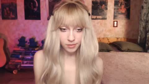 Snapshot of ellie_friendly chatting on February 16, 12:11 am ellie_friendly online show from February 16, 12:11 am