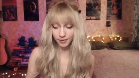 Snapshot of ellie_friendly chatting on January 22, 12:38 pm ellie_friendly online show from January 22, 12:38 pm