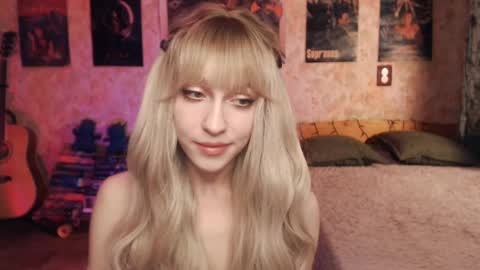 Snapshot of ellie_friendly chatting on February 22, 12:38 am ellie_friendly online show from February 22, 12:38 am