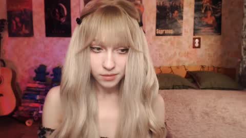 Snapshot of ellie_friendly chatting on March 10, 12:07 am ellie_friendly online show from March 10, 12:07 am