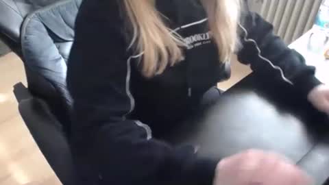 Elly online show from October 3, 1:05 pm