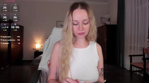 Snapshot of em_emilie chatting on October 16, 4:20 pm Emilie online show from October 16, 4:20 pm