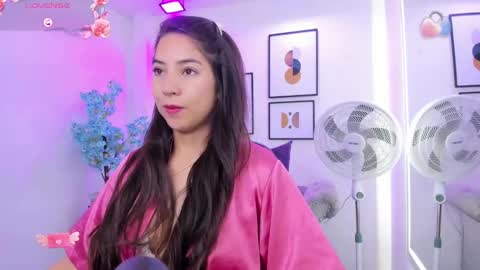 Snapshot of ema_louisx chatting on February 12, 12:44 pm Ema louisx online show from February 12, 12:44 pm