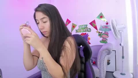 Snapshot of ema_louisx chatting on December 16, 12:38 pm Ema louisx online show from December 16, 12:38 pm