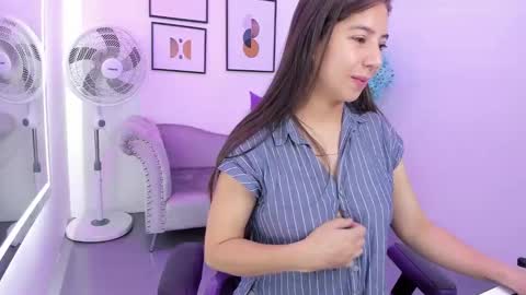 Snapshot of ema_louisx chatting on December 2, 12:06 pm Ema louisx online show from December 2, 12:06 pm