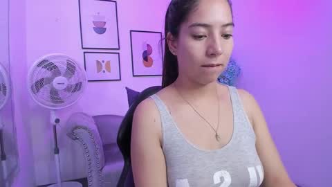 Snapshot of ema_louisx chatting on December 6, 12:27 pm Ema louisx online show from December 6, 12:27 pm