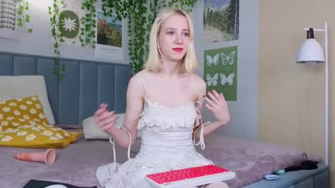 Snapshot of emacalim_ chatting on October 6, 1:17 pm Emma online show from October 6, 1:17 pm