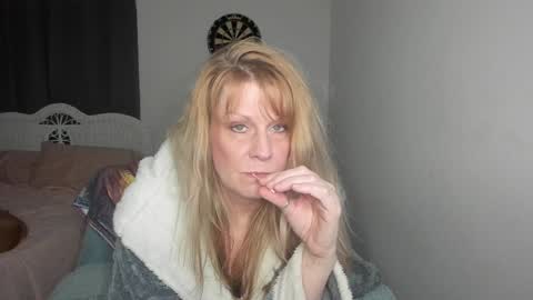 Snapshot of emberpheonixxx chatting on January 6, 3:31 am Ember Pheonixxx online show from January 6, 3:31 am
