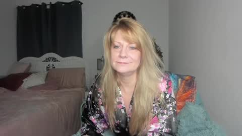 Snapshot of emberpheonixxx chatting on December 29, 3:33 am Ember Pheonixxx online show from December 29, 3:33 am