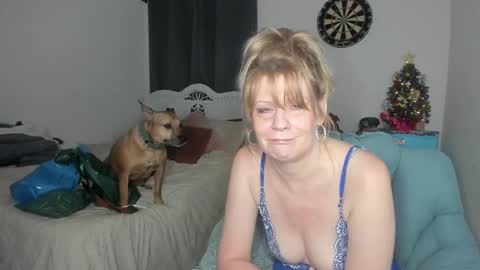 Snapshot of emberpheonixxx chatting on December 23, 3:40 am Ember Pheonixxx online show from December 23, 3:40 am