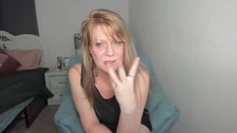 Snapshot of emberpheonixxx chatting on March 3, 3:27 am Ember Pheonixxx online show from March 3, 3:27 am