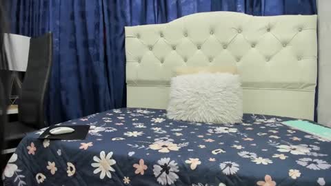 Snapshot of emely_garcia chatting on December 7, 2:02 pm Emely online show from December 7, 2:02 pm